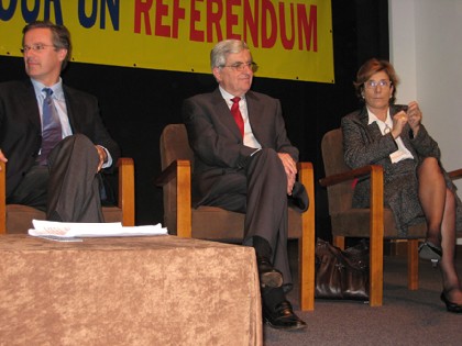 Jean-Pierre Chevènement entouré de Nicolas Dupont-Aignan et Marie-Noëlle Lienemann, dimanche 2 décembre 2007 à la Maison de la Chimie, à Paris