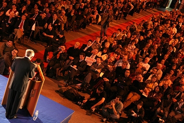 Jean-Pierre Chevènement devant le public du gymnase Japy